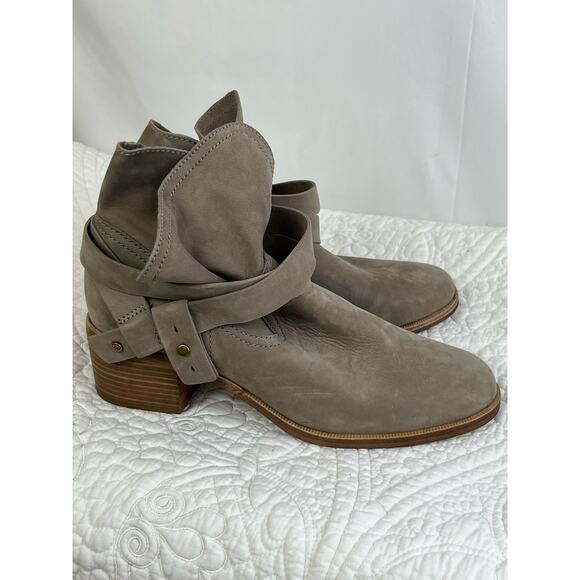 NWOT UGG Women's Size 9 Tan Suede Leather Loop Heel - Picture 3 of 11